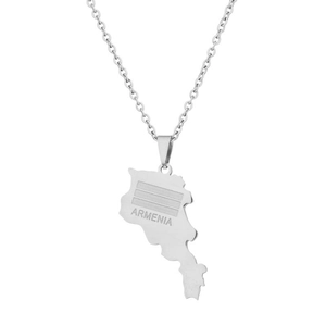 Vue macro du collier avec pendentif carte d'Arménie en acier inoxydable argenté gravé