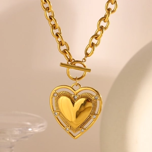 Collier en acier inoxydable plaqué or 18K avec pendentif cœur brillant et fermoir OT