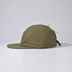 Détail casquette camp vert olive avec maille respirante et cordon de serrage élastique