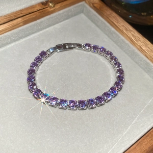 Nahaufnahme eines eleganten Tennisarmbands mit funkelnden violetten Zirkonia-Steinen
