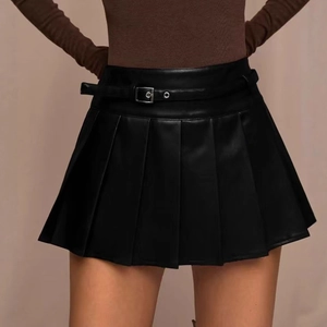 Schwarzer Minirock aus PU-Leder mit Falten und Gürtel im modernen College-Stil für Damen