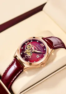Elegante orologio da donna in oro rosa con quadrante rosso e indici in diamanti