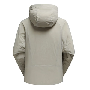 Hellgraue Herren-Kapuzenjacke, winddichtes Design mit geometrischen Nähten, Rückansicht