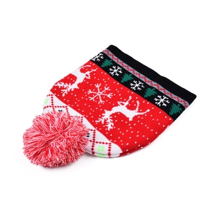 Detailansicht der Strickmütze mit Rentier-Motiv und flauschigem Bommel-Akzent