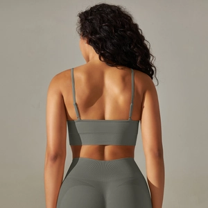 Vista posteriore di un set sportivo a coste grigie senza cuciture con spalline sottili e leggings