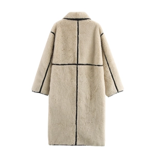 Lungo cappotto di pelliccia sintetica beige con profili neri a contrasto e texture peluche