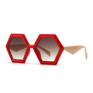 Occhiali da sole geometrici rossi e beige con lenti sfumate e montatura quadrata