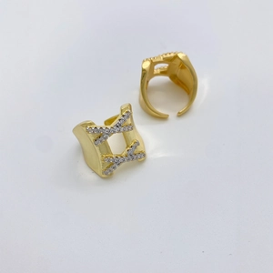 Luxurious gold-plated criss-cross ring with sparkling zircons in an elegant X-shaped design