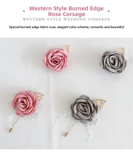 Détail d'une rose en tissu à bords brûlés avec feuilles dorées et accents de perles