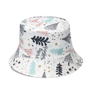 Cappello a secchiello bianco con alberi di Natale colorati e scritte Merry Christmas