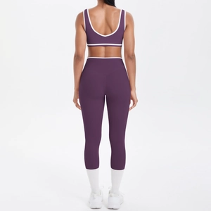 Detailansicht des überkreuzten Rückens und der hohen Taille dieses lila Yoga-Sets