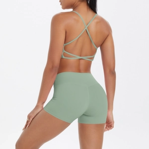Détail de la brassière de yoga dos croisé et short de fitness taille haute vert menthe