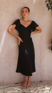 Détail d'une robe midi en satin noir avec décolleté en V et détails de manches à volants