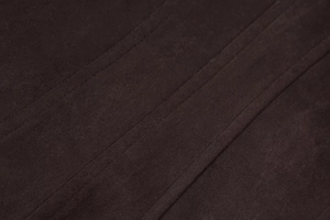 Détail d'une veste en daim marron foncé montrant la texture et les coutures diagonales