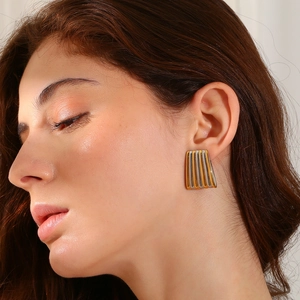Boucles d'oreilles trapèze bicolores en acier inoxydable plaqué or 18K sur mannequin