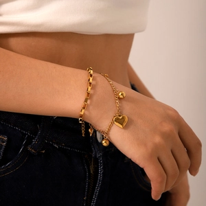 Bracelet double couche en acier inoxydable plaqué or 18k avec pendentifs cœur et boule