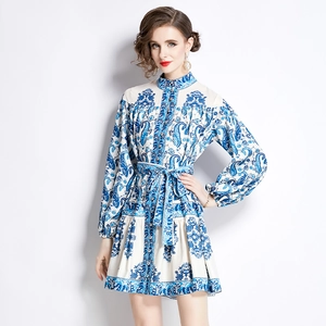 Mini abito vintage a maniche lunghe con stampa floreale, cintura e motivi paisley