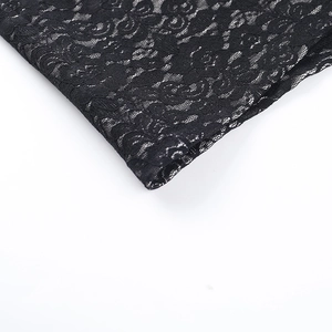 Vue macro détaillée de la texture de dentelle noire délicate et de la broderie sur la manche