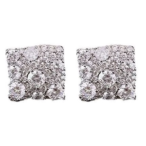Élégantes boucles d'oreilles carrées en argent avec zircons brillants sur fond blanc