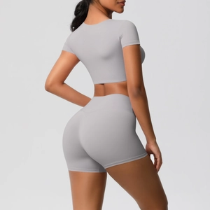 Nahaufnahme von hellgrauem kurzem Oberteil und High-Waist-Shorts mit nahtloser Textur