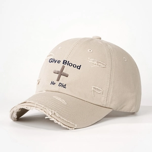 Détails de la broderie Give Blood et des trous usés sur la casquette en coton kaki