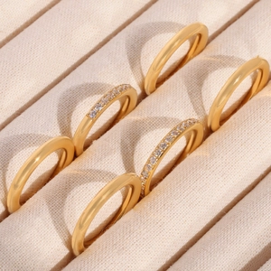 Set of 18K gold-plated stainless steel rings with 5A zircon inlay on beige fabric