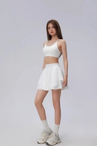 Détail de la jupe de tennis blanche extensible avec design double couche anti-exposition