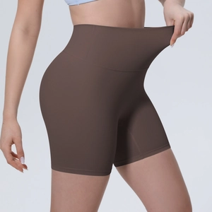 Gros plan d'un short de yoga taille haute montrant l'élasticité exceptionnelle du tissu