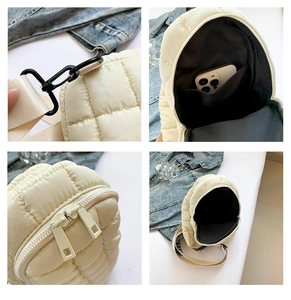 Dettagli della borsa trapuntata color panna con tracolla regolabile e finiture zip