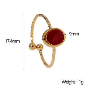 Dettaglio anello in acciaio dorato con pietra ovale rossa e altezza di 17,4 mm