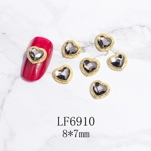 Detalle de dijes para uñas de cristal gris con forma de corazón 8x7mm y borde dorado