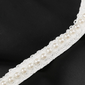 Vue macro détaillée de dentelle de perles blanches avec des motifs de tissage fins