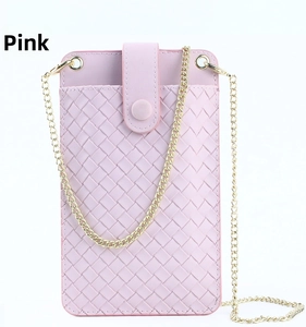 Détail de la pochette téléphone rose tissée avec bandoulière en chaîne dorée