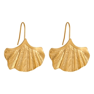Boucles d'oreilles feuilles de ginkgo dorées en acier titane avec textures de veines réelles