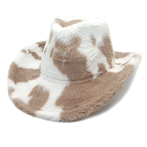 Dettaglio della spessa consistenza in peluche e stampa muccata marrone del cappello cowboy