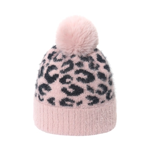 Bonnet en tricot léopard rose et noir avec pompon en fourrure et bord côtelé