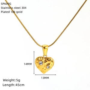 Dettaglio del ciondolo a cuore placcato oro 18K con catena in acciaio inossidabile da 45 cm