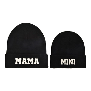 Set di berretti in maglia nera per genitore e bambino con toppe ricamate MAMA e MINI