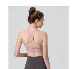 Détail du soutien-gorge de sport rose avec dos croisé et maintien ferme pour le fitness
