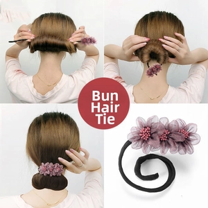 Dettaglio sull'uso dell'accessorio per chignon con fiori in rete e perline