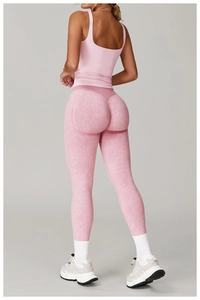 Détail du legging de yoga rose à taille haute montrant le tissu sans couture et galbant