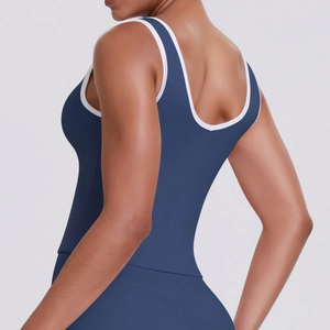 Détail du débardeur de yoga bleu foncé avec bordure blanche et design dos en U