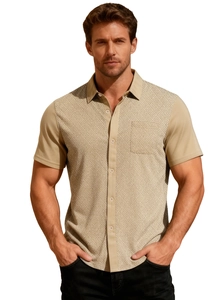 Détail d'une chemise homme beige avec texture jacquard et col à revers élégant