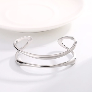 Brazalete Mobius minimalista de doble capa en plata con líneas curvas geométricas