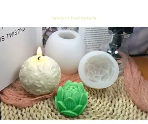 Detalle de molde de silicona para velas de loto y rosa DIY con adornos florales
