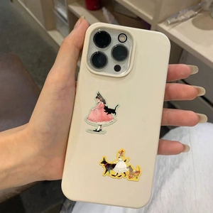 Dettaglio custodia iPhone bianco crema con illustrazioni vintage di ragazza e animali