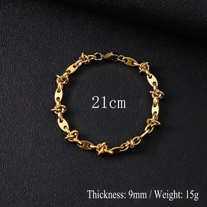 Vue détaillée du bracelet en acier titane plaqué or 18K, largeur 9mm et longueur 21cm