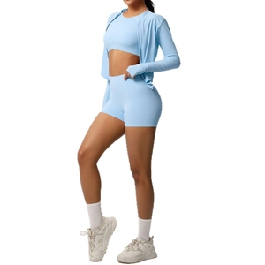 Ensemble de fitness 3 pièces bleu clair avec sweat à capuche, brassière et short de yoga