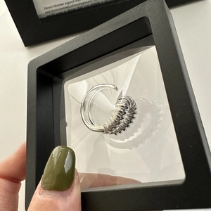 Anello in argento sterling S925 con design a spirale in una cornice nera professionale