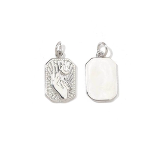 Détail du pendentif rectangulaire argenté avec relief main et croissant de lune